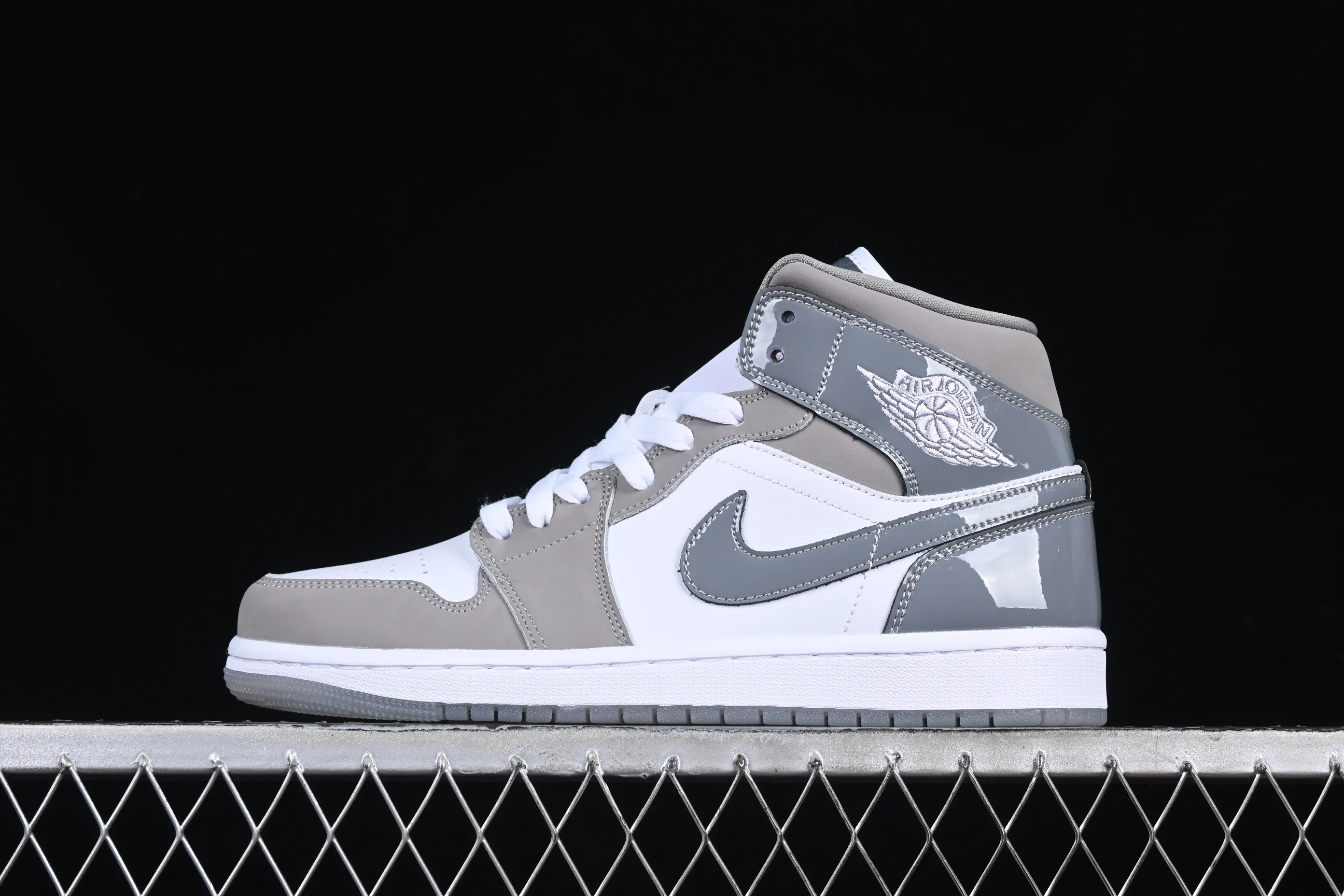 All categories Air Jordan Jordan series basketball shoes Air Jordan 1 Mid Air Jordan 1 Mid AJ1 Joe 1 patent leather white gray Zhongbang basketball shoes HF3216-100